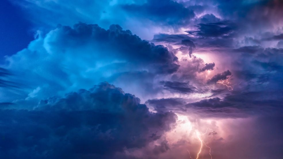 How to drive safely in a storm How to drive safely in a storm
