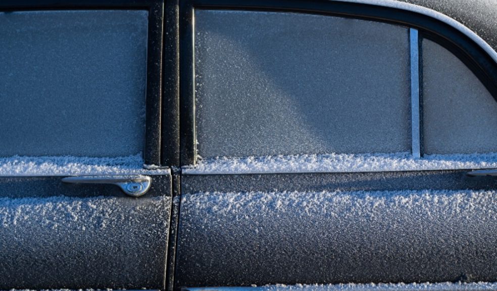 De-ice a car in seconds by using common household items such as lemons and salt De-ice a car in seconds by using common household items such as lemons and salt.