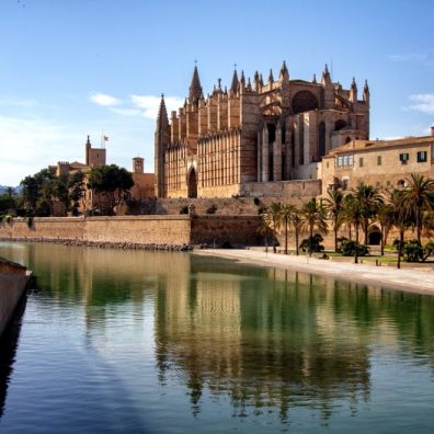 a small body of water near a cathedral in Palma, Majorca, Spain