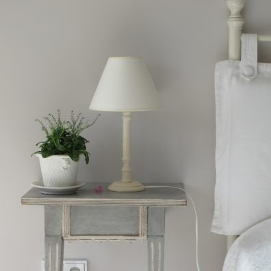 Here’s what you need to consider when choosing a bedside lamp