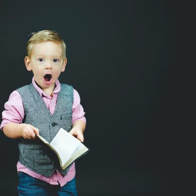 Does wearing a white shirt help performance at school?